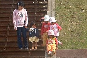 苫小牧川河川敷地で遊ぶ子供たち